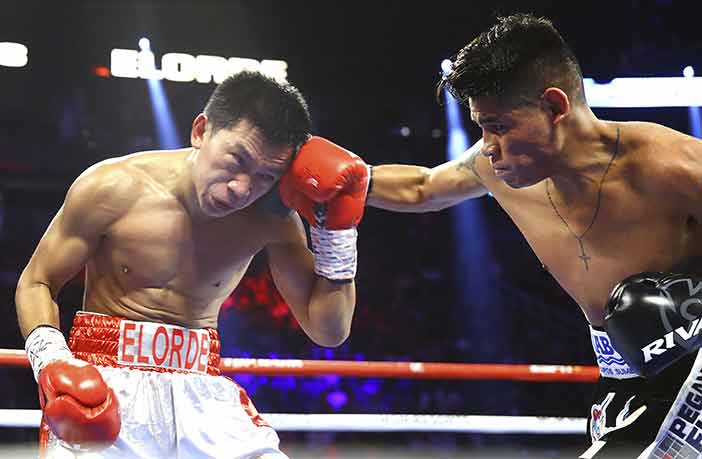 Elorde vs Emanuel Navarrete( Mikey Williams/Top Rank)