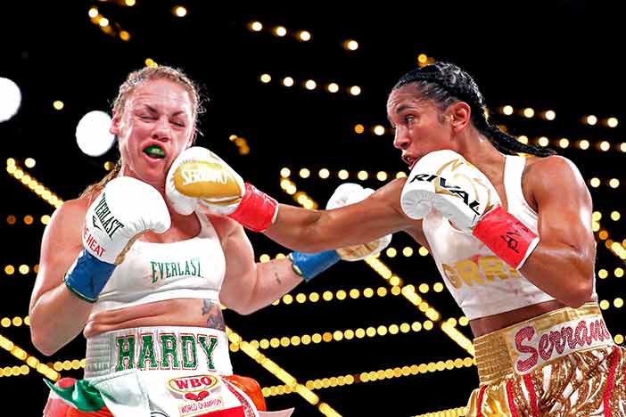 AmandanSerrano vs. Heather Hardy (Foto: Ed Mullholland / Matchroom Boxing USA)
