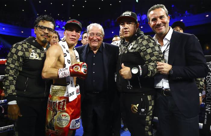 En el centro Óscar Valdez, Bob Arum y Eddie Reynoso (Mikey Williams/ Top Rank)