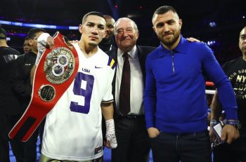 Teófimo López, Bob Arum y Vasyl Lomachenkov (Mikey Williams/ Top Rank)