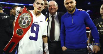 Lomachenko vs. Teófimo, debilidades y fortalezas; ¿quién gana la previa? Teófimo López, Bob Arum y Vasyl Lomachenkov (Mikey Williams/ Top Rank)