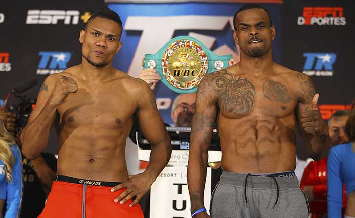 Álvarez vs. Seals (Credit: Mikey Williams/ Top Rank)