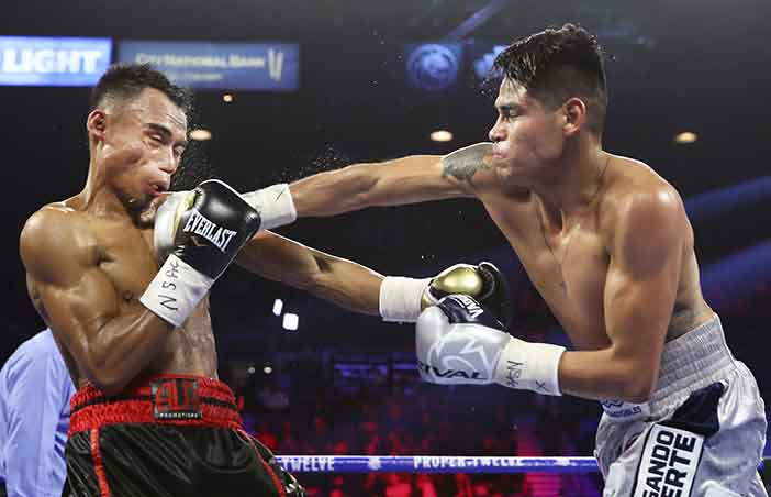 Jeo Santisima vs Emanuel Navarrete (Mikey Williams/Top Rank)