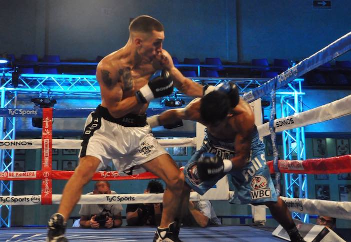 Facundo Arce vs Claudio Echegaray (FOTOS: RAMÓN CAIRO - ARGENTINA BOXING PROMOTIONS)