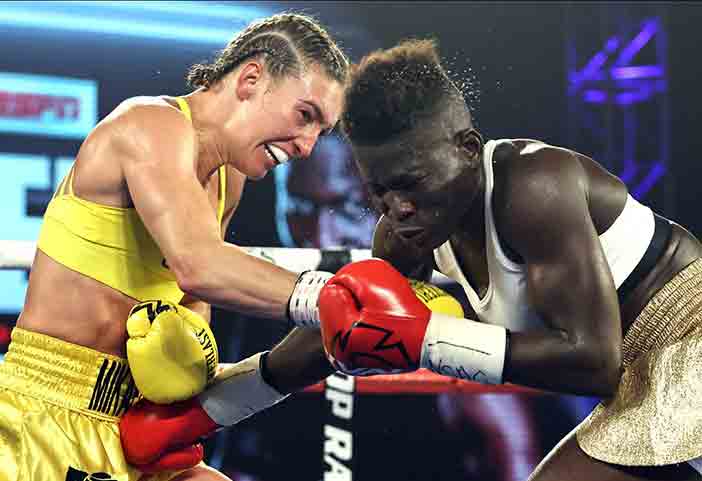 Mikaela Mayer ante Helen Joseph ( Mikey Williams / Top Rank)