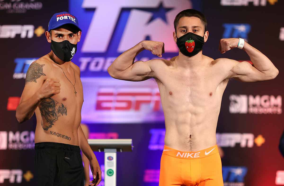 Emanuel Navarrete y Rubén Villa (Mikey Williams / Top Rank)