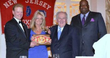 En defensa de Julie Lederman Julie Lederman y su padre están flanqueados por Henry Hascup, presidente del Salón de la Fama del Boxeo de Nueva Jersey y Aaron Davis, ex presidente de la Comisión de Boxeo de Nueva Jersey.