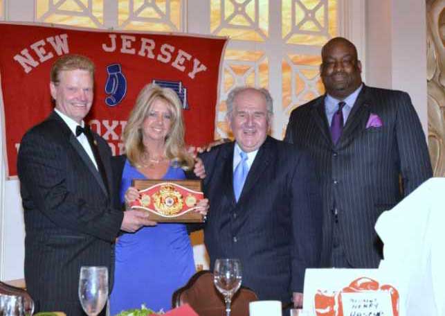 Julie Lederman y su padre están flanqueados por Henry Hascup, presidente del Salón de la Fama del Boxeo de Nueva Jersey y Aaron Davis, ex presidente de la Comisión de Boxeo de Nueva Jersey.