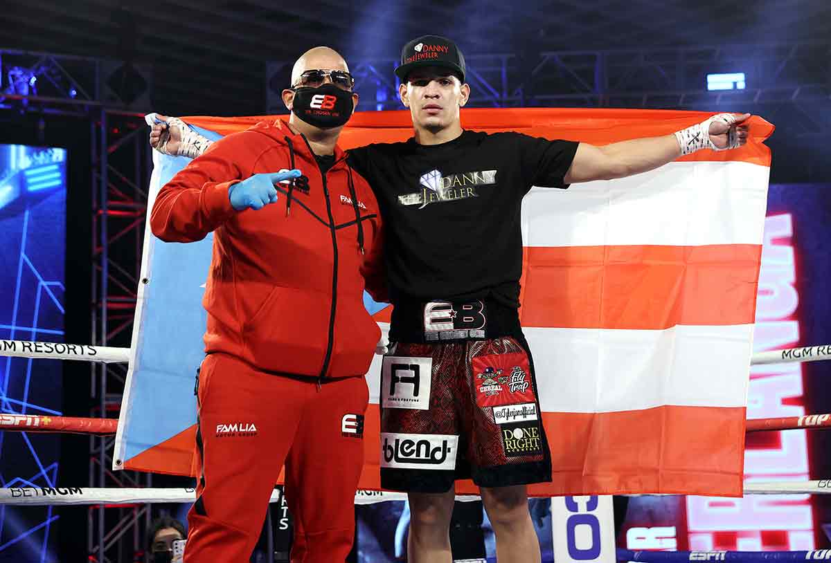 Edgar Berlanga junto a su padres Berlanga Sr. (Credito de Fotos: Mikey Williams / Top Rank via Getty Images)