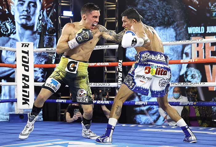 Valdez vs Berchelt (Foto:Mikey Williams / Top Rank vía Getty Images)