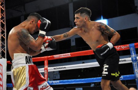 Nicolás “El Elegante” Andino vs. César “El Gato” Antín (FOTOS: RAMÓN CAIRO Y GUSTAVO GANIM - ARGENTINA BOXING PROMOTIONS)