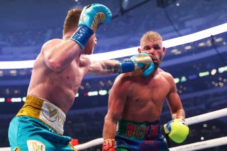Canelo golpea a Saunders (Ed Mulholland/Matchroom)