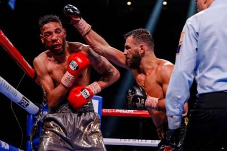 Jamal James vs. Radzhab Butaev (Esther Lin / SHOWTIME)