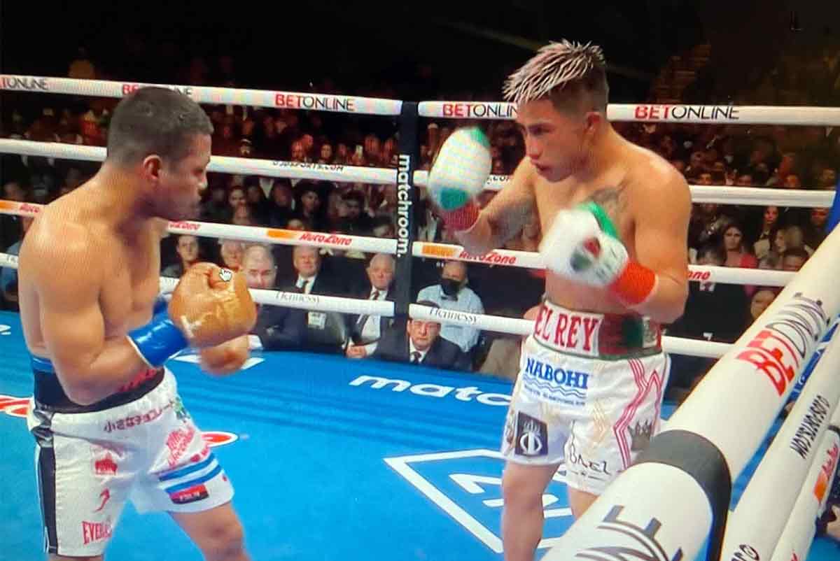 Román "Chocolatito" González vs Julio César Martínez