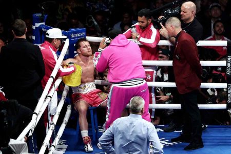 Canelo en su esquina