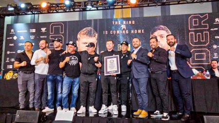 Canelo y sus hermanos recibiendo el Técord Guinnes