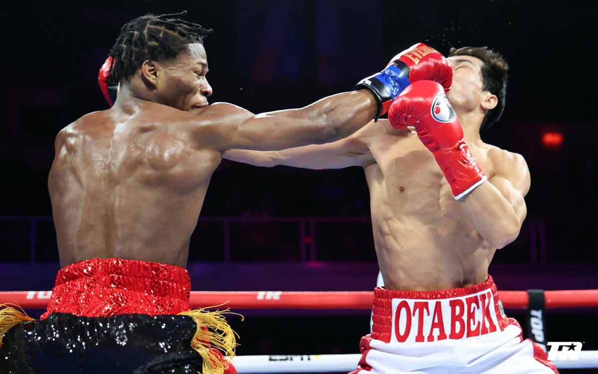 Raymond Ford noquea a Kholmatov en los últimos segundos del combate