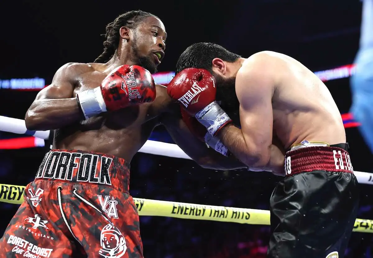 Keyshawn Davis vs Miguel Madueno_action