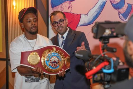 Keyshawn Davis recibe cinturón OMB