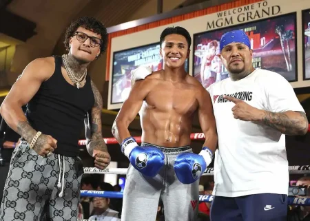 Amado Vargas, Emiliano Fernando Vargas y Fernando Vargas (Cortesía: Mikey Williams/Top Rank)