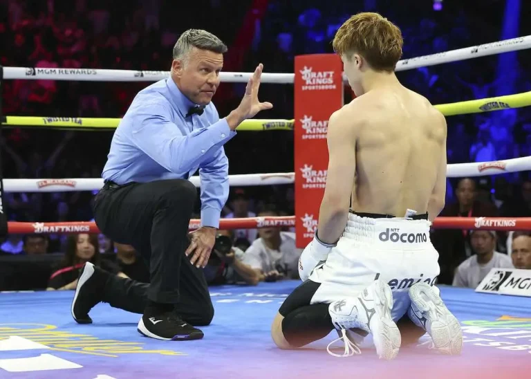 Inoue derribado (Cortesía: Mikey Williams/Top Rank)