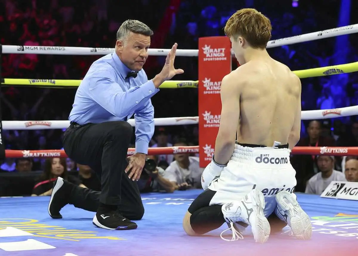 Inoue derribado (Cortesía: Mikey Williams/Top Rank)