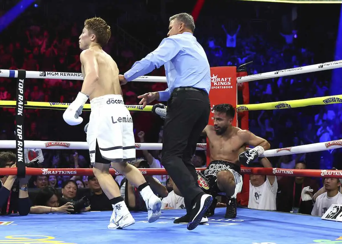 Inoue derriba a Cardénas (Cortesía: Mikey Williams/Top Rank)