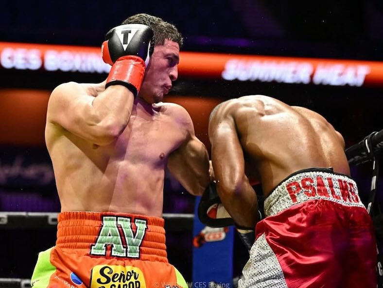 Anthony Velázquez (R se está preparando para el gran momento) (Cortesía de CES Boxing)