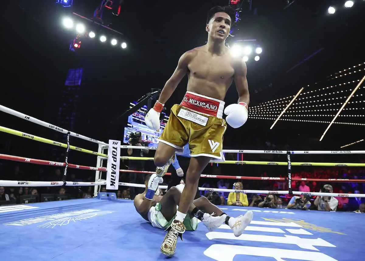 Emiliano Fernando Vargas derriba a Alexander Espinoza
