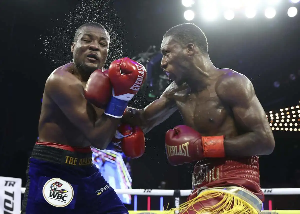 Mateus Heita vs. Bruce Carrington 
(Cortesía: Mikey Williams/Top Rank)