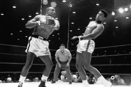 Muhammad Ali esquivando un golpe