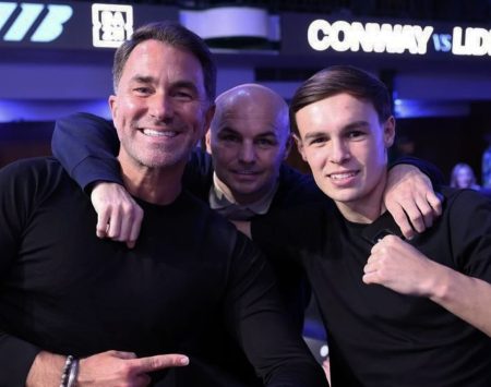 Eddie Hearn, Kevin Mitchell y Connor Mitchell