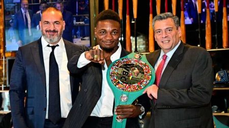 Sulaimán entrega a Mbilli el cinturón mundial (CMB)