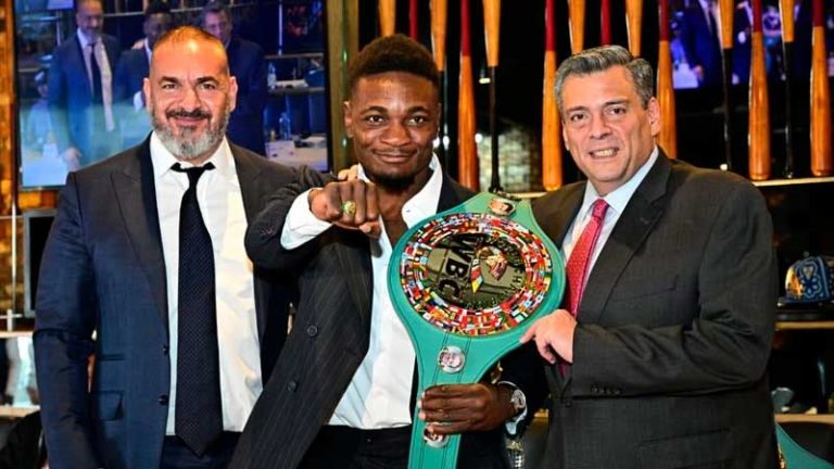 Sulaimán entrega a Mbilli el cinturón mundial (CMB)