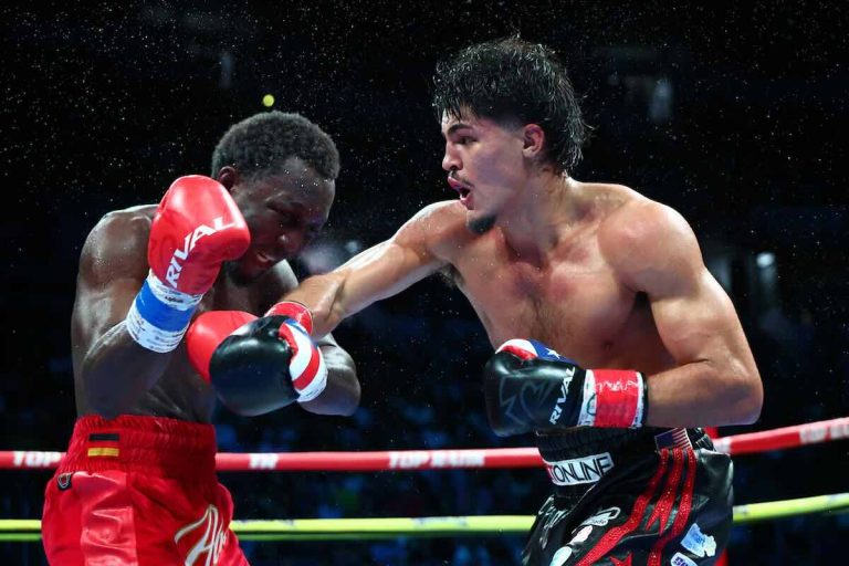 Xander Zayas derrota a Abass Baraou Xander Zayas derrota a Abass Baraou (Cortesía: Mikey Williams/Top Rank)