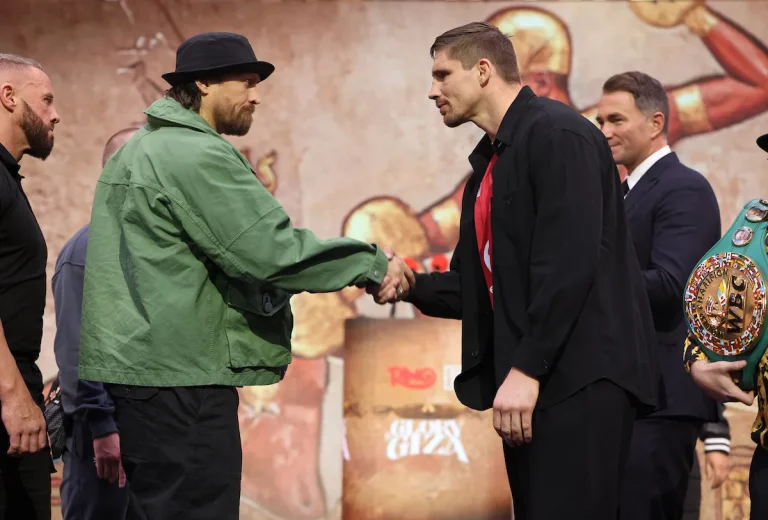 Oleksandr Usyk vs. Rico Verhoeven (Mark Robinson/Matchroom Boxing)