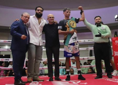 Nilo Guerrero en Mexico Nilo Guererro (centro) defendió con éxito su título WBC FECARBOX superpluma