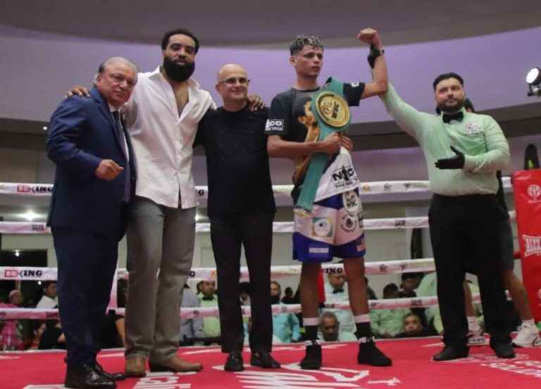 Nilo Guererro (centro) defendió con éxito su título WBC FECARBOX superpluma