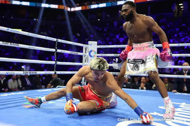 Jaron Ennis derriba a Xander Zayas (Matchroom Boxing)