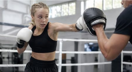 Ellie Scotney Ellie Scottney golpea el guante de su entrenador durante el entrenamiento