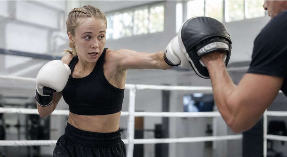 Ellie Scotney Ellie Scottney golpea el guante de su entrenador durante el entrenamiento