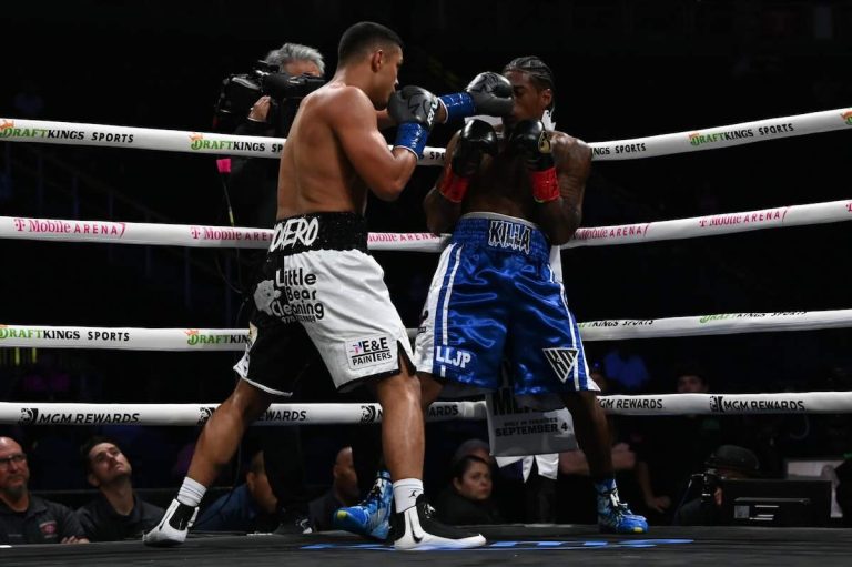 (De izquierda a derecha) – Marco Romero destruyó a Kahlil Mitchell (Imagen de Emily Harney / Fightography)