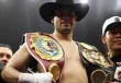 Gilberto "Zurdo" Ramírez con los títulos de la OMB y AMB